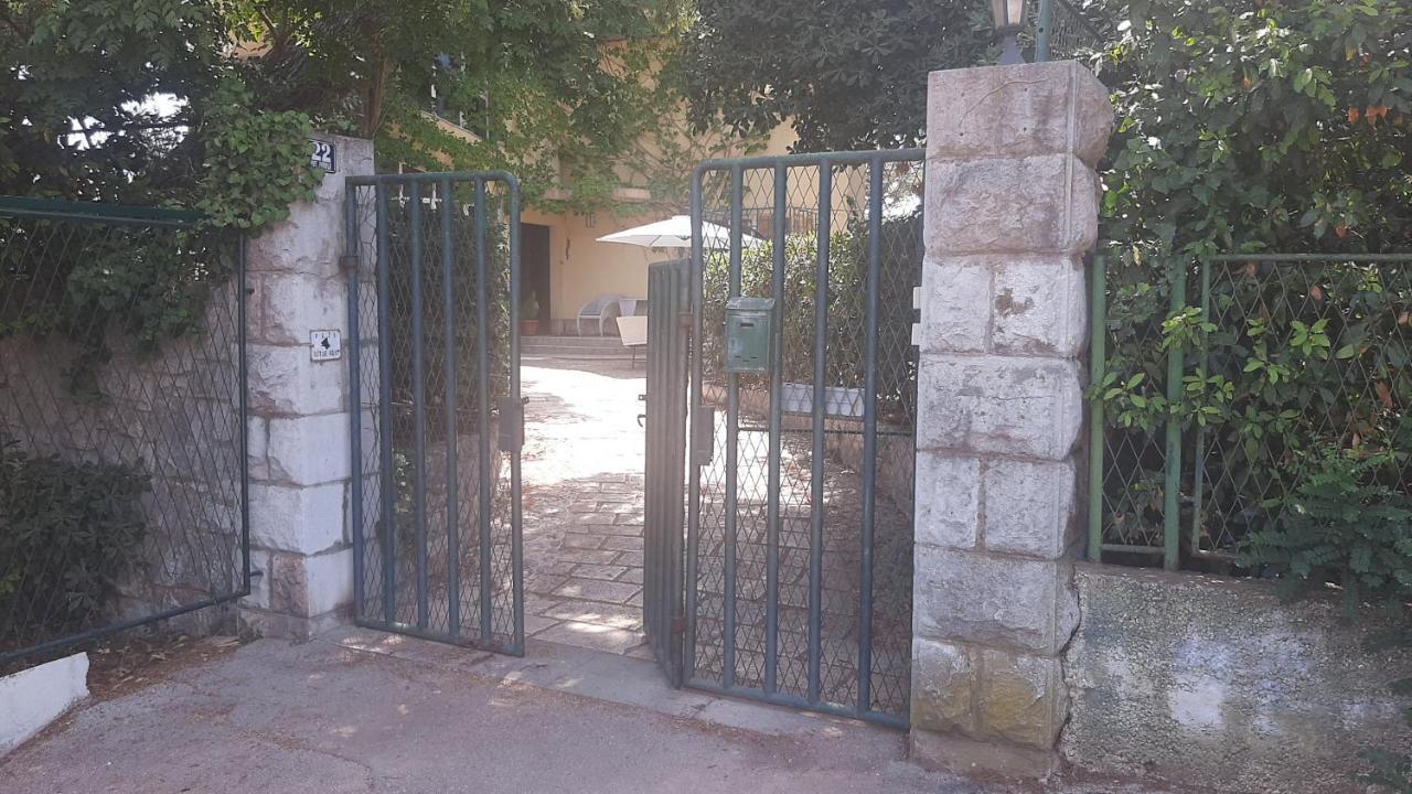 Old Captain'S Apartments - In A Pine Wood By The Sea And Tennis Courts Split Exterior photo